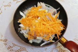 Минтай с морковью и луком на сковороде