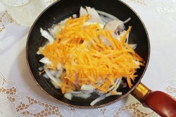 Минтай с морковью и луком на сковороде