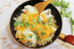Минтай с морковью и луком на сковороде