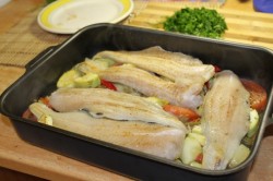 Филе минтая в духовке с овощами запеченное