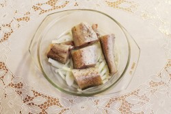 Минтай сметана морковь лук в духовке