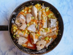 Минтай тушеный с овощами на сковороде