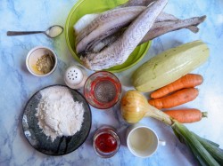 Минтай тушеный с овощами на сковороде