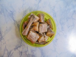 Минтай тушеный с овощами на сковороде