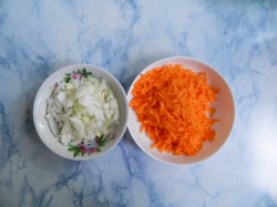 Минтай тушеный с овощами на сковороде