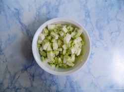 Минтай тушеный с овощами на сковороде