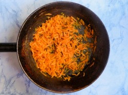 Минтай тушеный с овощами на сковороде