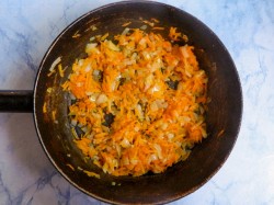 Минтай тушеный с овощами на сковороде