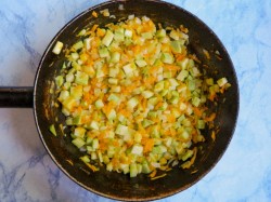 Минтай тушеный с овощами на сковороде