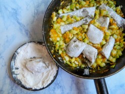 Минтай тушеный с овощами на сковороде