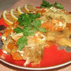 Минтай с морковкой и луком в мультиварке