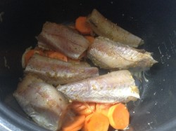 Минтай в мультиварке с морковью