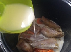 Минтай в мультиварке с морковью