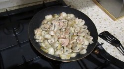 название картинки Многослойный заливной пирог на кефире с мясом и грибами