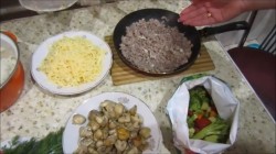 название картинки Многослойный заливной пирог на кефире с мясом и грибами