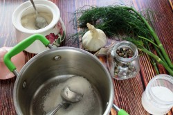 Моченые помидоры в кастрюле на зиму