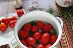 Моченые помидоры в кастрюле на зиму