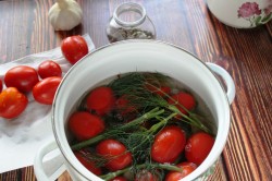 Моченые помидоры в кастрюле на зиму