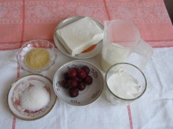 Молочный десерт с желатином, творогом и ягодами