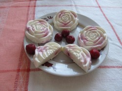 Молочный десерт с желатином, творогом и ягодами