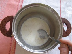 Молочный десерт с желатином, творогом и ягодами