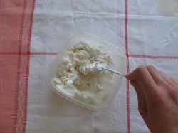 Молочный десерт с желатином, творогом и ягодами