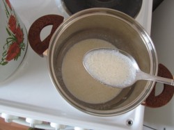 Молочный десерт с желатином, творогом и ягодами