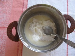 Молочный десерт с желатином, творогом и ягодами