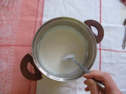 Молочный десерт с желатином, творогом и ягодами