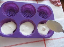 Молочный десерт с желатином, творогом и ягодами