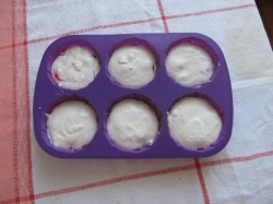 Молочный десерт с желатином, творогом и ягодами