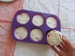 Молочный десерт с желатином, творогом и ягодами