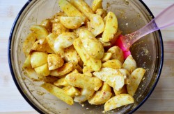 Молодой картофель запеченный с травами и чесноком - шаг 3 Молодой картофель запеченный с травами и чесноком - шаг 3