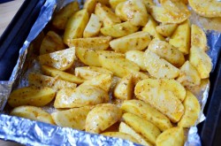 Молодой картофель запеченный с травами и чесноком - шаг 4 Молодой картофель запеченный с травами и чесноком - шаг 4