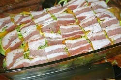 Молодой картофель запечённый с овощами и беконом