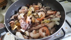 Морепродукты в сметанном соусе - шаг 4 Морепродукты в сметанном соусе - шаг 4