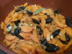 название картинки Морковь тушеная с черносливом