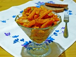 Морковь тушеная с луком и сметаной