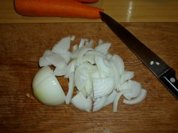 Морковь тушеная с луком и сметаной