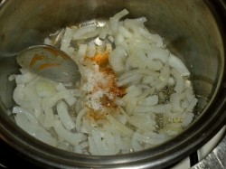 Морковь тушеная с луком и сметаной