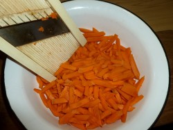 Морковь тушеная с луком и сметаной