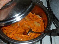 Морковь тушеная с луком и сметаной