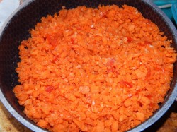 название картинки Икра из моркови с помидорами и чесноком на зиму