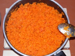 название картинки Икра из моркови с помидорами и чесноком на зиму