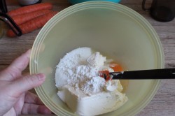 Морковный кекс с творожным сыром
