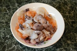 Морской коктейль замороженный на сковороде - шаг 2 Морской коктейль замороженный на сковороде - шаг 2