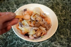 Морской коктейль замороженный на сковороде - шаг 5 Морской коктейль замороженный на сковороде - шаг 5