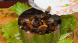 Морской салат с кальмарами и красной икрой