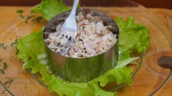 Морской салат с кальмарами и красной икрой