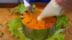 Морской салат с кальмарами и красной икрой